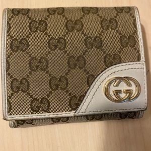 GUCCI wallet Authentic w/ Obvious signs of wear